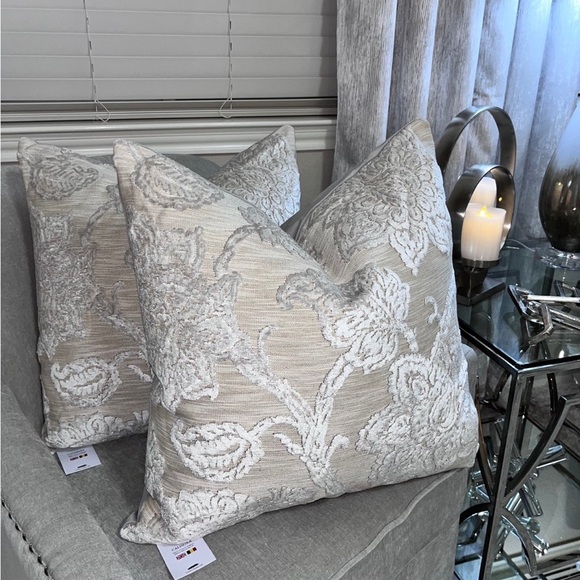 1-NWT CALDEIRA DAMASK DESIGN DECORATIVE PILLOW (Read description for details - Picture 1 of 12